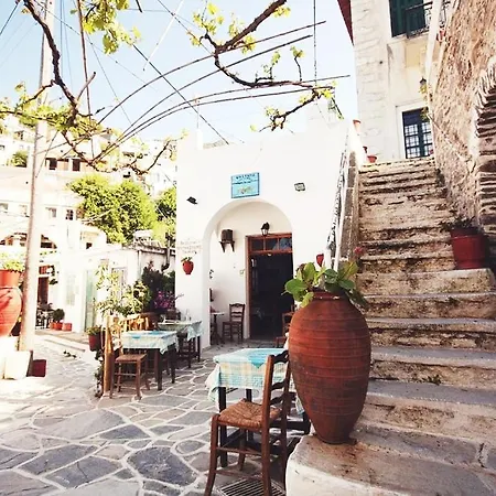 Traditional Family House, Ground Floor With Yard * Kóronos
