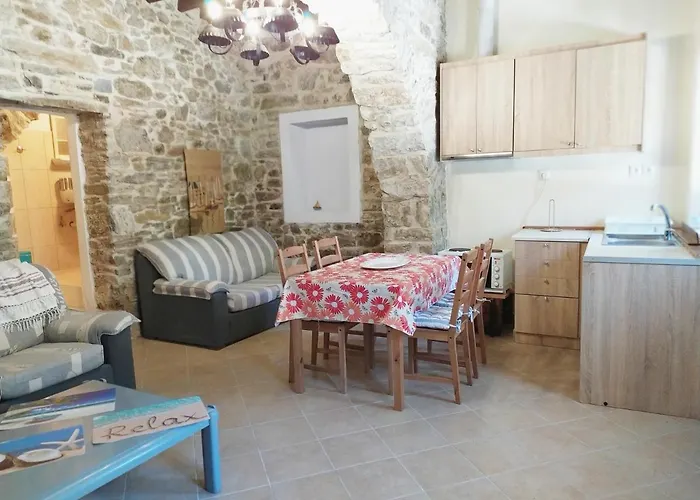 בית נופש Traditional Family House, Ground Floor With Yard Koronos